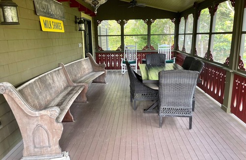 Ocracoke House | Lela's: Located on historic Howard St. Large Porch.