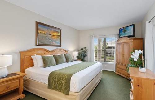 Naples Apartment | Lely Greenlinks Top Floor - on Golf Course, Minutes from Beaches, Downtown!