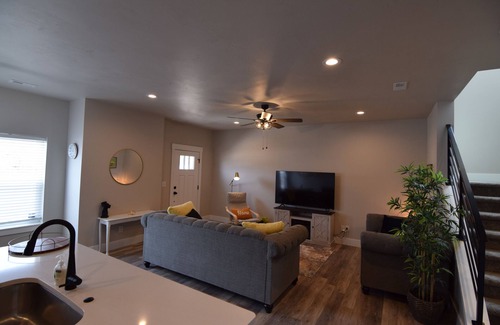 Ammon House | Lemon Sunburst - Family Friendly Property
