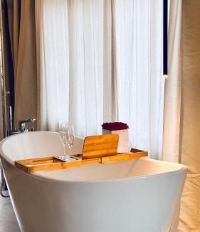 Sanderau Apartment | Leonardo Würzburg I freistehende Badwanne
