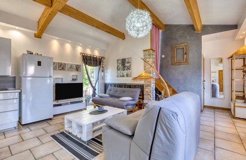 Poussan Apartment | 'Les bois flottés' with Private Terrace, Wi-Fi and Air Conditioning