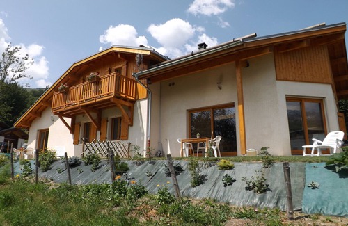 Les Chapelles Ski Chalet | les edelweiss apartment