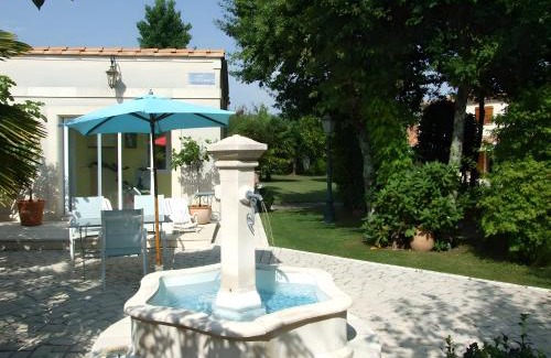 Saint-Aubin-de-Medoc Bed & Breakfast | Les Hortensias Du Monastère