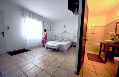 Les 3 Ponts Bed & Breakfast | LES HUPPES Guest rooms nestled in the heart of the garrigue with swimming pool