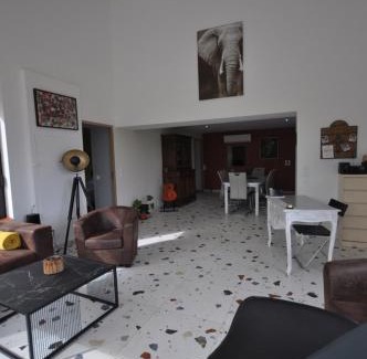 Moissac House | Les loups blancs