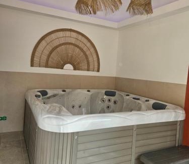 Jublains House | Les Volets Bleus house and spa