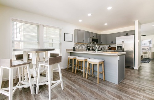 Northeast South Bend House | Less than 1 mile to Notre Dame Stadium, Sleeps 10+ w/huge tailgate-ready yard!
