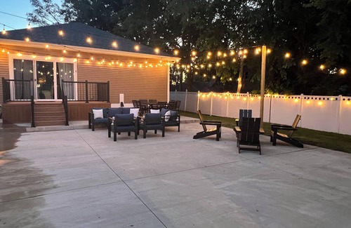 Northeast South Bend House | Less than 1 mile to Notre Dame Stadium, Sleeps 10+ w/huge tailgate-ready yard!