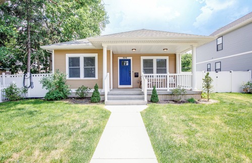 Northeast South Bend House | Less than 1 mile to Notre Dame Stadium, Sleeps 10+ w/huge tailgate-ready yard!