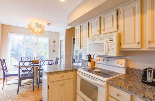 Kiawah Island Villa | Let's Do Sunset! Fabulous Screened Porch, Lagoon Views, Adjustable Beds and Dog Friendly!