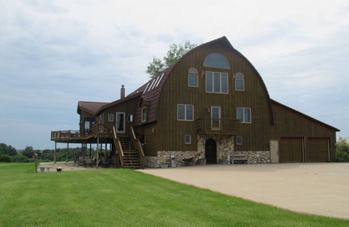 Iowa House | Let the beautiful country surround you!