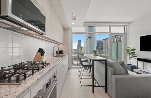 West Loop Hotel | Level Fulton Market - Open Concept studio with full kitchen and luxury bathroom