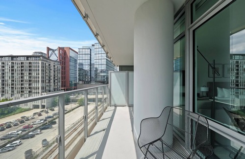 West Loop Hotel | Level Fulton Market - Open Concept studio with full kitchen and luxury bathroom