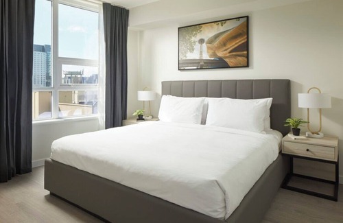 South Lake Union Hotel | Level Seattle- Three Bedroom Sky Suite plus Office