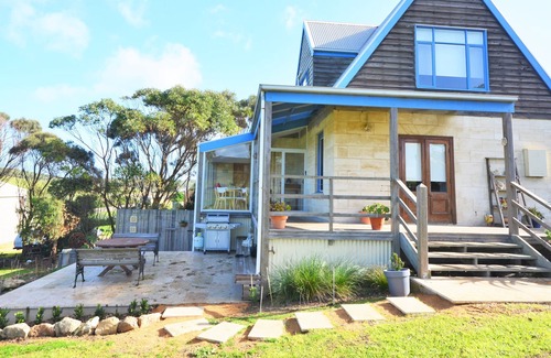 Warrnambool Cottage | Levys Beach Stone Cottage