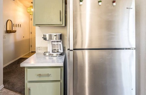 Orchard District House | Lg Fenced Yard I KING I Family Friendly I Midtown