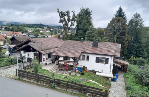 Neuschoenau Apartment | Liebevoll Eingerichtetes Ferienhaus für bis zu Fünf Personen mit Terrasse