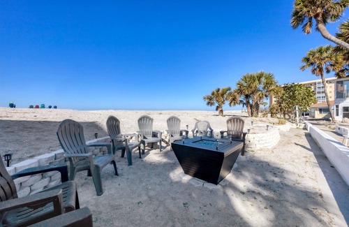 Venice Condo | Life is a Beach! Newly-Renovated Beachfront 2BR condo. Pool, laundry in Venice