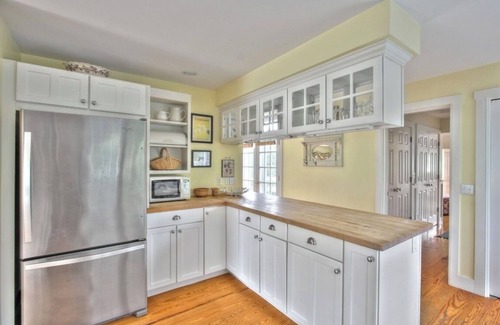 Nantucket House | Light and bright 4 bedroom home in the family friendly neighborhood of Naushop.