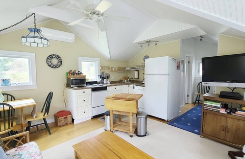 Wellfleet Cottage | Light & Bright 2BD Cottage-A/C, Deck, Walk to Powers Landing or Mayo Beach