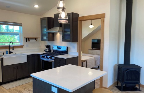 Sandpoint Apartment | Light - filled 1-bedroom apartment with AC, WiFi in delightful South Sandpoint