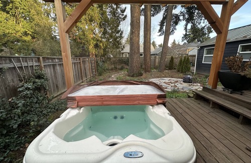 Roseway Cottage | Light-filled Cedar Guesthouse with hot tub and private backyard