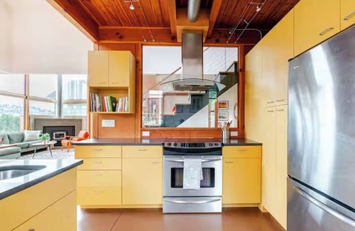 Southeast Magnolia House | Light Filled Home with Sauna, Soaking Tub, King Bed, Parking, Office & Pets OK