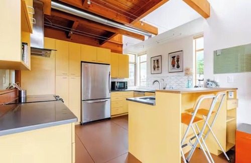Southeast Magnolia House | Light Filled Home with Sauna, Soaking Tub, King Bed, Parking, Office & Pets OK