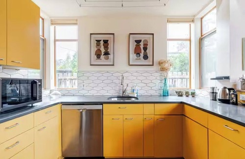 Southeast Magnolia House | Light Filled Home with Sauna, Soaking Tub, King Bed, Parking, Office & Pets OK