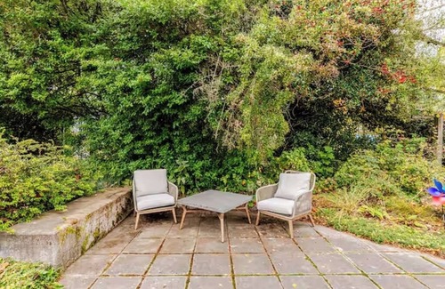 Southeast Magnolia House | Light Filled Home with Sauna, Soaking Tub, King Bed, Parking, Office & Pets OK