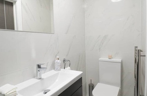 West Brompton Apartment | Light Studio Flat in Chelsea