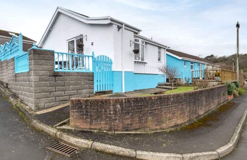 Mumbles Ski Chalet | Lighthouse View in the beautiful Swansea