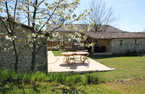 Saint-Quentin-du-Dropt Cottage | Liguand - Maison de la mere - 2 bed cottage for weekly rent