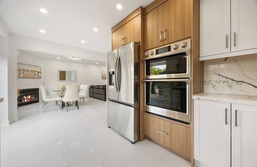 Aurora House | Like-New Home, 4+1 BR, 2.5 Bath, Parking & WIFI