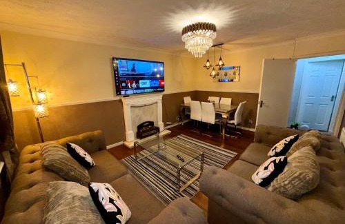 Pollokshaws Apartment | Likewise Modern Two bedrooms Home for 4 in Glasgow Area