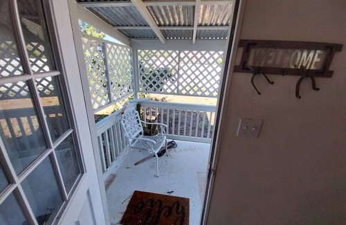 Pomerene Cottage | Lil' Cowboy Casita! Charming cottage in brilliant Benson with AC, WiFi & more!
