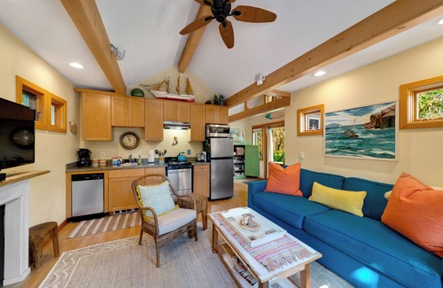 Manzanita House | Lil Love Shack-30+stay. Adorable beach house 1 1/2 blocks to beach, Dog ok