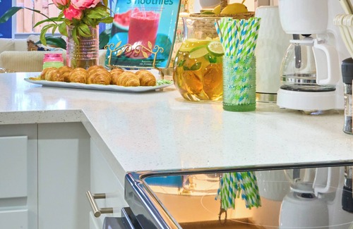 Hobe Sound House | Lilly Pulitzer Inspired 75in TV 1.5 ml Beach Pet Friendly EV Charger Smart Home