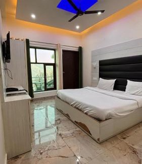 Kaisarganj Hotel | Lilly woods in