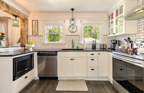 Jacksonville Cottage | Lily Pad - #1 BEST LOCATION, STUNNING, ROMANTIC, FULL KITCHEN, OUTDOOR FIRE PIT