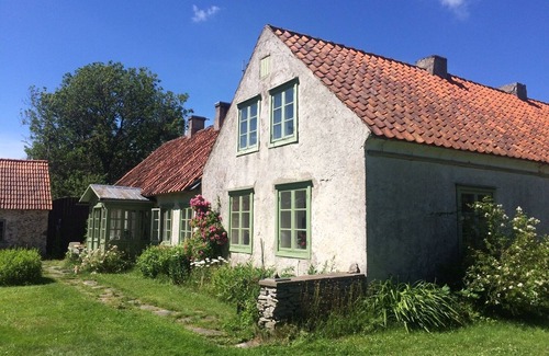 Burgsvik House | LIMESTONE COTTAGE CLOSE TO OCEAN & BISTRO