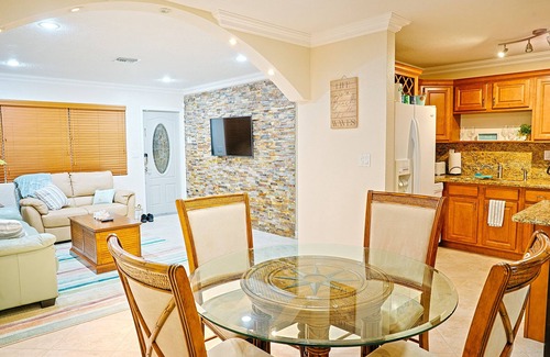 Southwest House | Limited time deal! TIKI HUT + POOL 4 BR Coastal Cottage- Dream Vacation