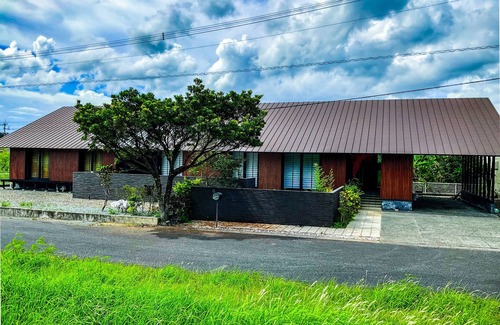 Akaogi House | Limited to one pair per day! The entire building is reserved for private use! A luxurious inn designed in a modern Japanese style! You can enjoy your private time in the nature of Amami Oshima with a large projector. ⭐︎