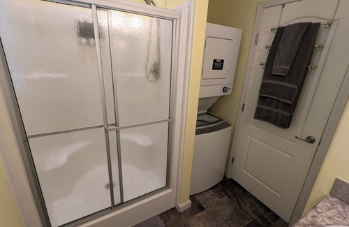 Deltona Lakes Cabin | "Limon Lodge" 70" TV, Central AC, WiFi ,Private patio, Free parking. Quiet.
