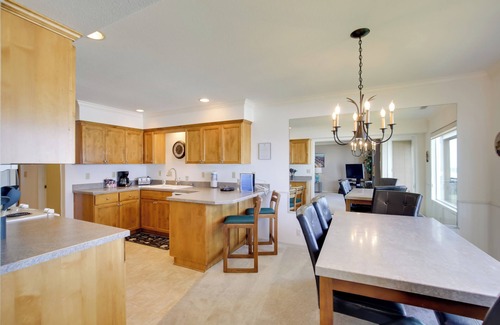 Lincoln Beach Condo | Lincoln City Vacation Rental w/Pool & Ocean Views