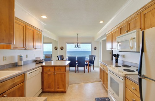 Lincoln Beach Condo | Lincoln City Vacation Rental w/Pool & Ocean Views