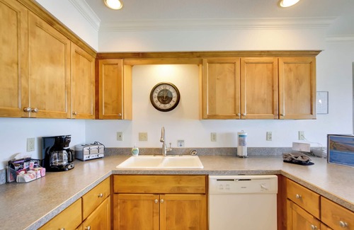 Lincoln Beach Condo | Lincoln City Vacation Rental w/Pool & Ocean Views