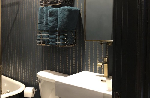 Lincoln Apartment | Lincoln’s Loft Moody’s Suite Downtown Lincoln, IL