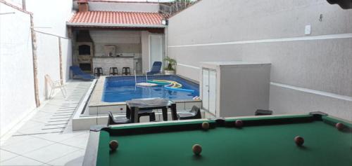 Real House | "Lindíssima Casa Pé na Areia com Piscina Aquecida Cobrado a Parte, Sala de Jantar, 3 Amplos Quartos, Sendo1Suíte, Amplo Espaço de Lazer com Área Gourmet em Deck Coberto com Churrasqueira e Mesa de Bilhar Frente a Piscina, Super Pertinho da Praia"