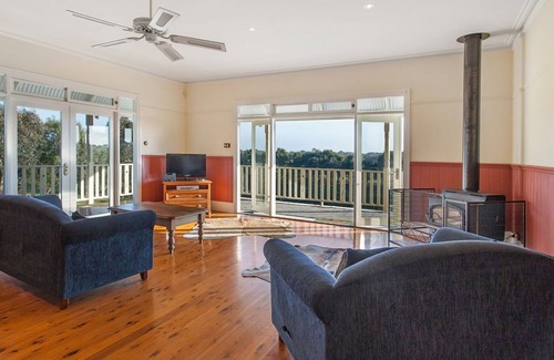 Allansford House | Linen, WiFi, Family Homestead, Wood Fireplace, River, Deck